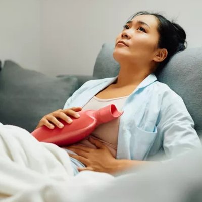 kinh nguyệt - cô gái ngồi trên sofa tập yoga