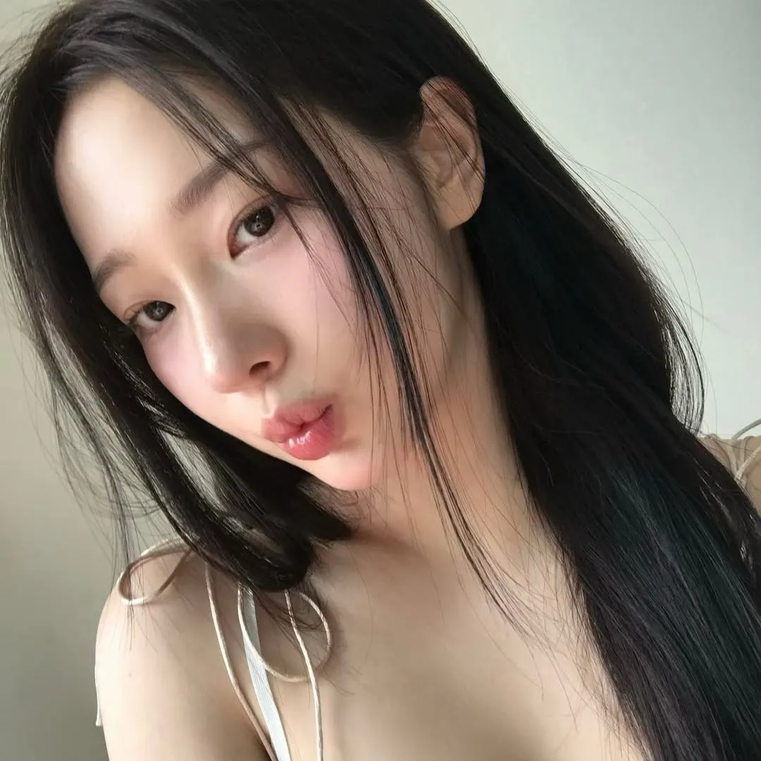 nữ người mẫu hàn đang sử dụng serum chống nắng