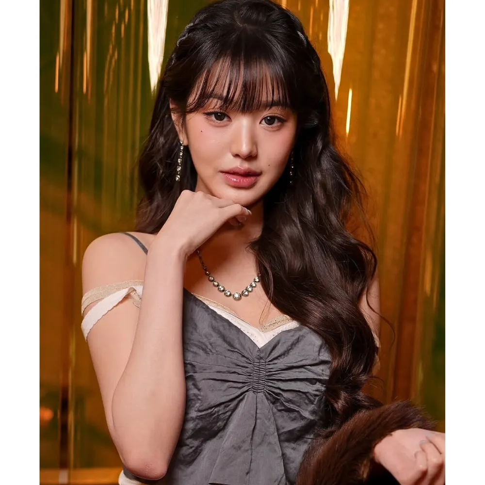 Jang Wonyoung đặt tay lên cằm