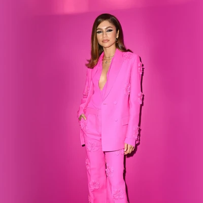 ý nghĩa của những bộ suit hồng