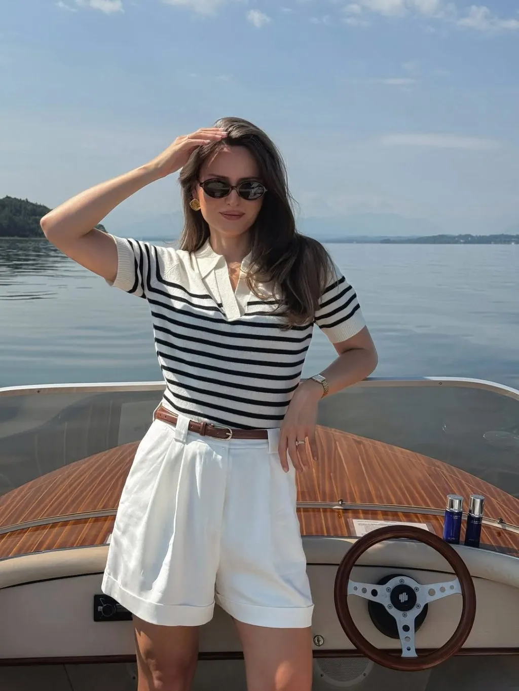 Set monochrome với áo polo đen và quần short đồng tông