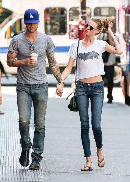 Behati Prinsloo va Adam Levine hao huc cho don con dau long – ellevn - 03