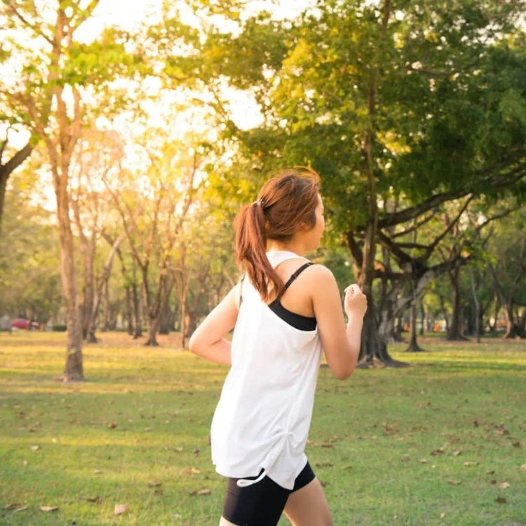 Cô gái đang chạy bộ dưới nắng