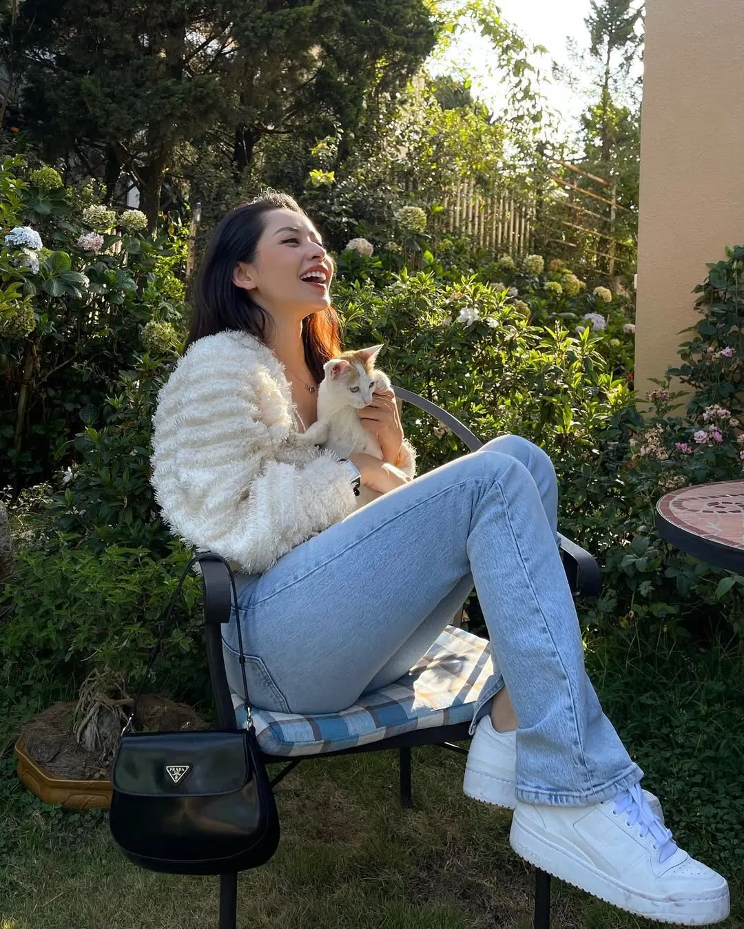 Chi Pu áo lông và quần jeans Đà Lạt
