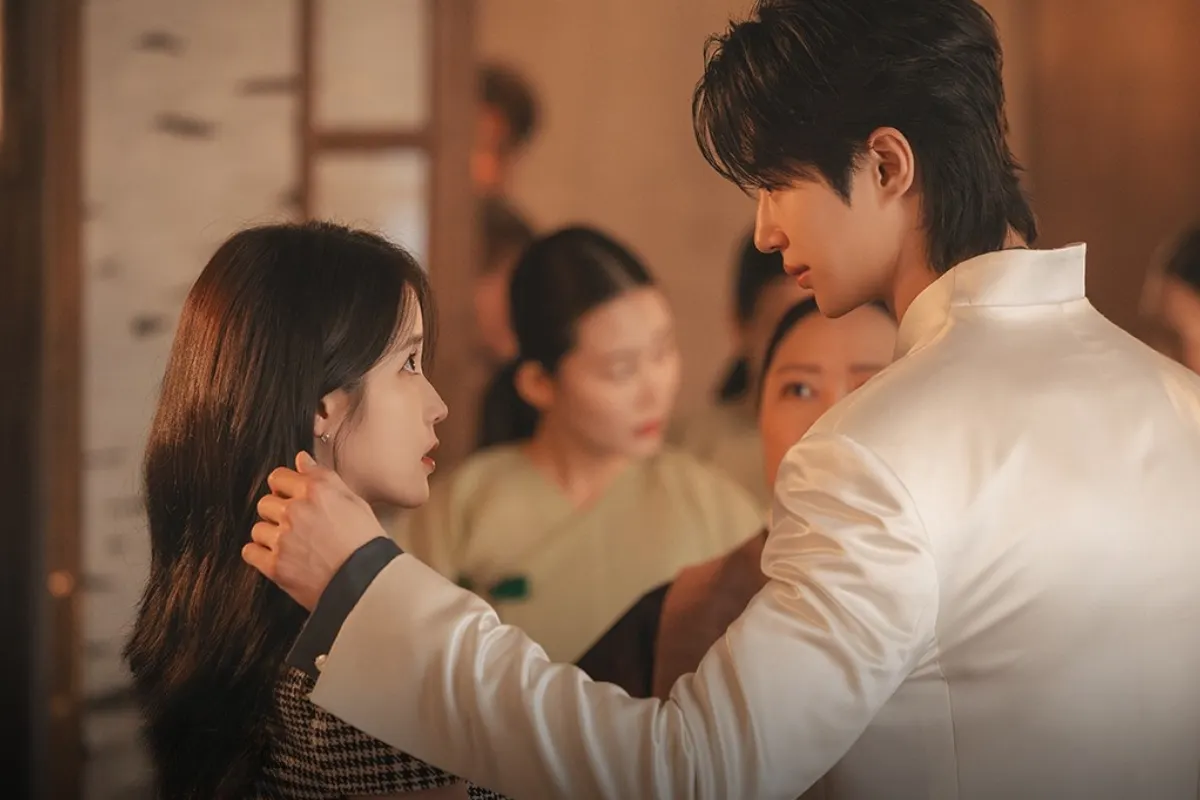 Chemistry của Byeon Woo Seok và IU trong Perfect Crown