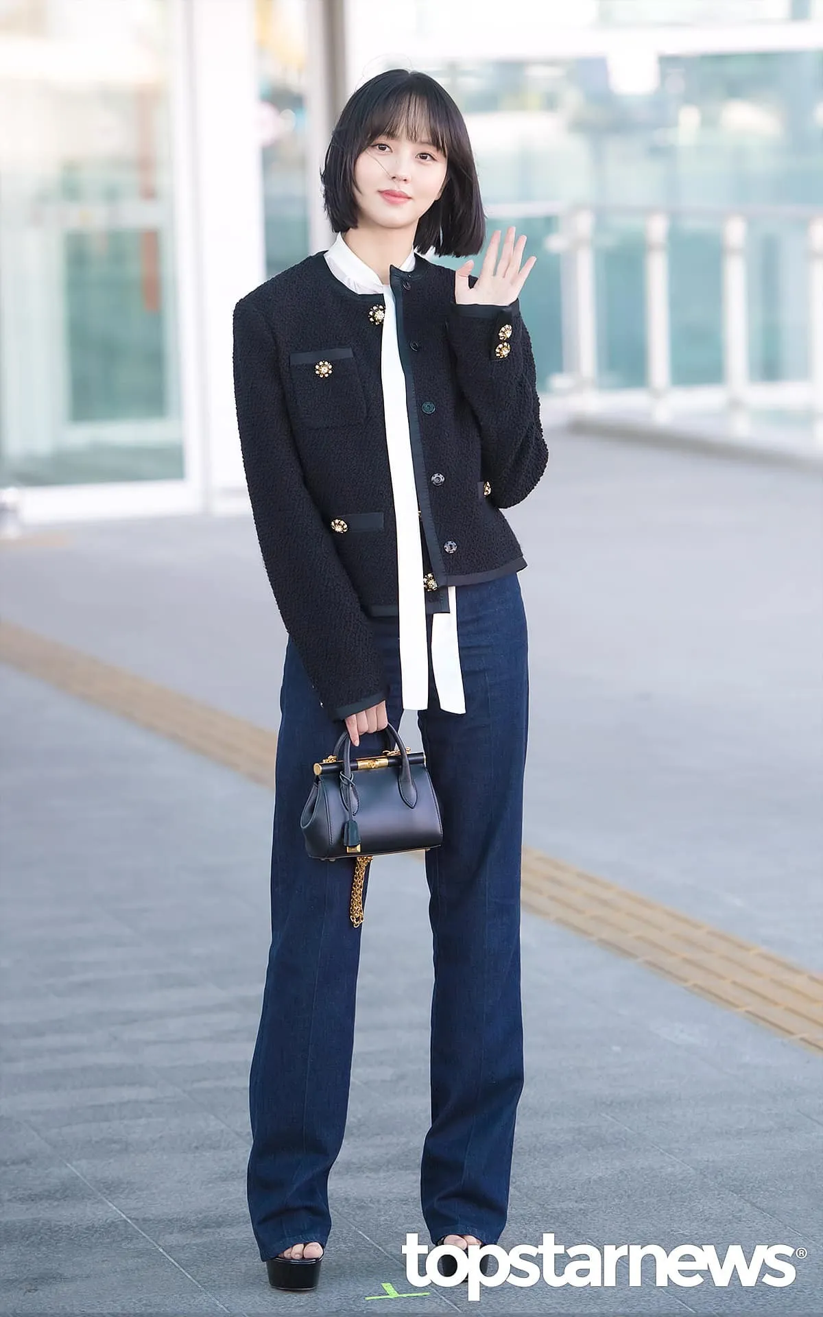 sao hàn kim so hyun mang giỏ xách đen 