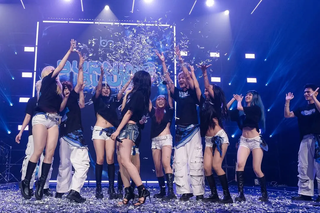 mymyismeh diện áo phông đen