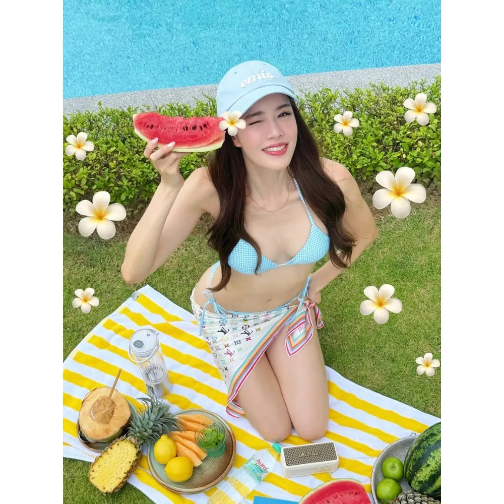 Nữ diễn viên Thái Lan Grace Kanklao nháy mắt bên các loại trái cây.