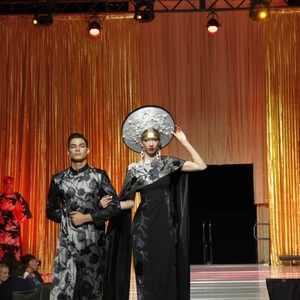 BST Vương Triều của Nhà thiết kế Võ Việt Chung trình diễn tại Mỹ