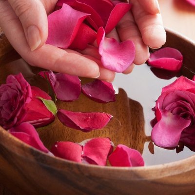 5 bí mật làm đẹp từ tinh chất hoa hồng có thể bạn chưa biết