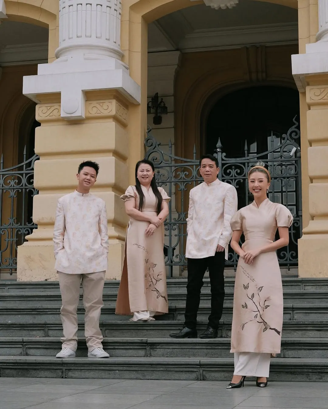 trang phục Tết Nhâm Dần gia đình quỳnh anh shyn