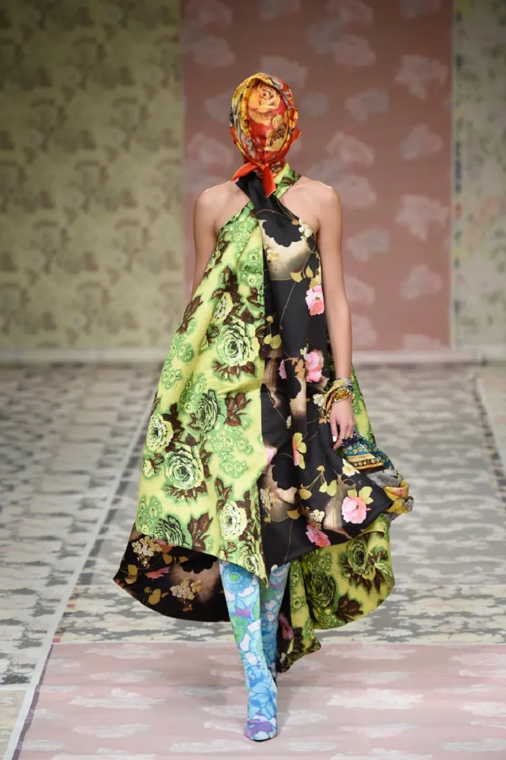 ELLE-Việt-Nam-Nữ-hoàng-Elizabeth-bất-ngờ-xuất-hiện-tại-show-của-NTK-Richard-Quinn-tại-London-Fashion-Week-3 ELLE-Việt-Nam-Nữ-hoàng-Elizabeth-bất-ngờ-xuất-hiện-tại-show-của-NTK-Richard-Quinn-tại-London-Fashion-Week-3