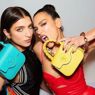 Dua Lipa và Rina Lipa quảng bá túi xách La Medusa Mini của Versace