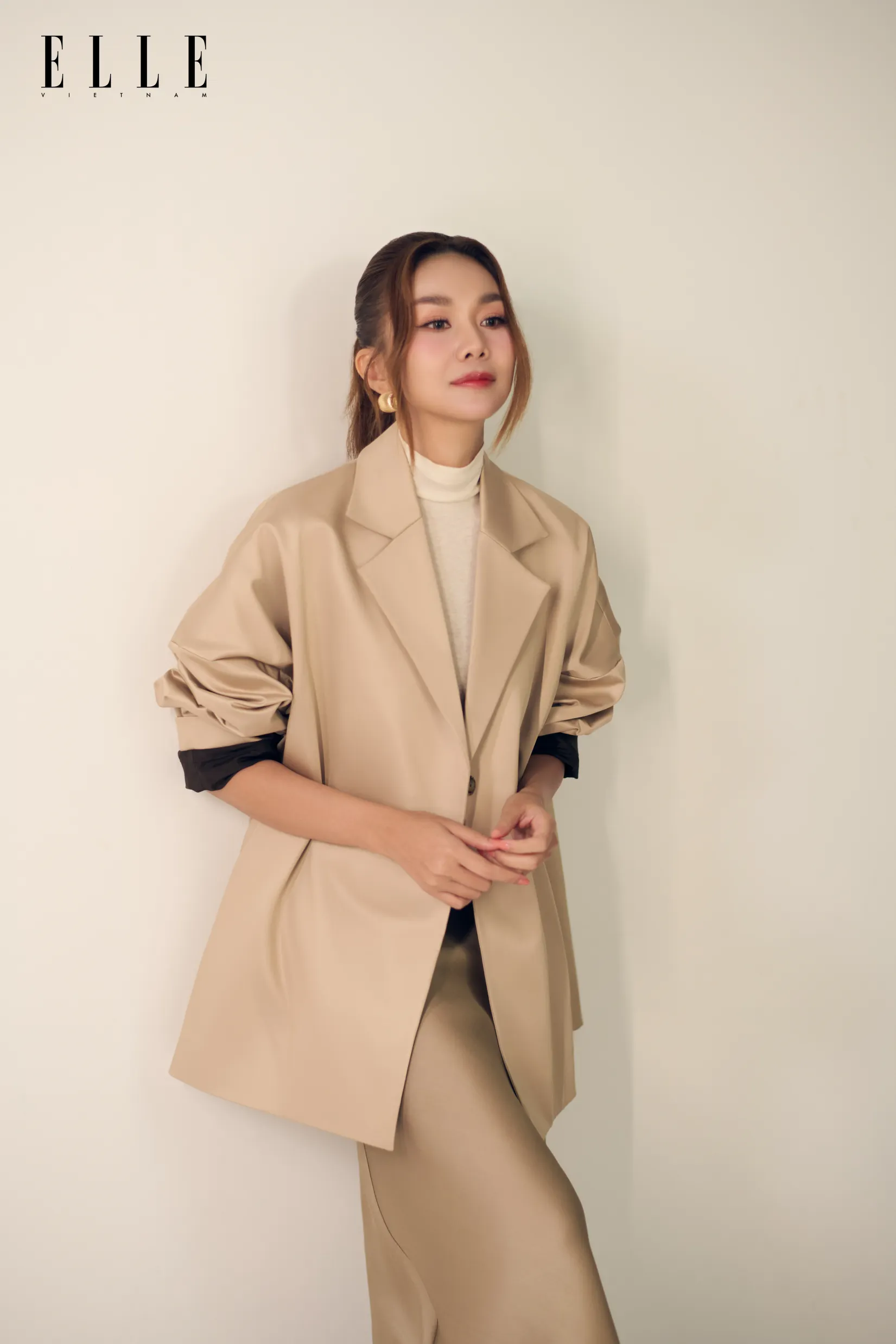 Siêu mẫu-diễn viên Thanh Hằng tạo dáng với bộ đồ suit.
