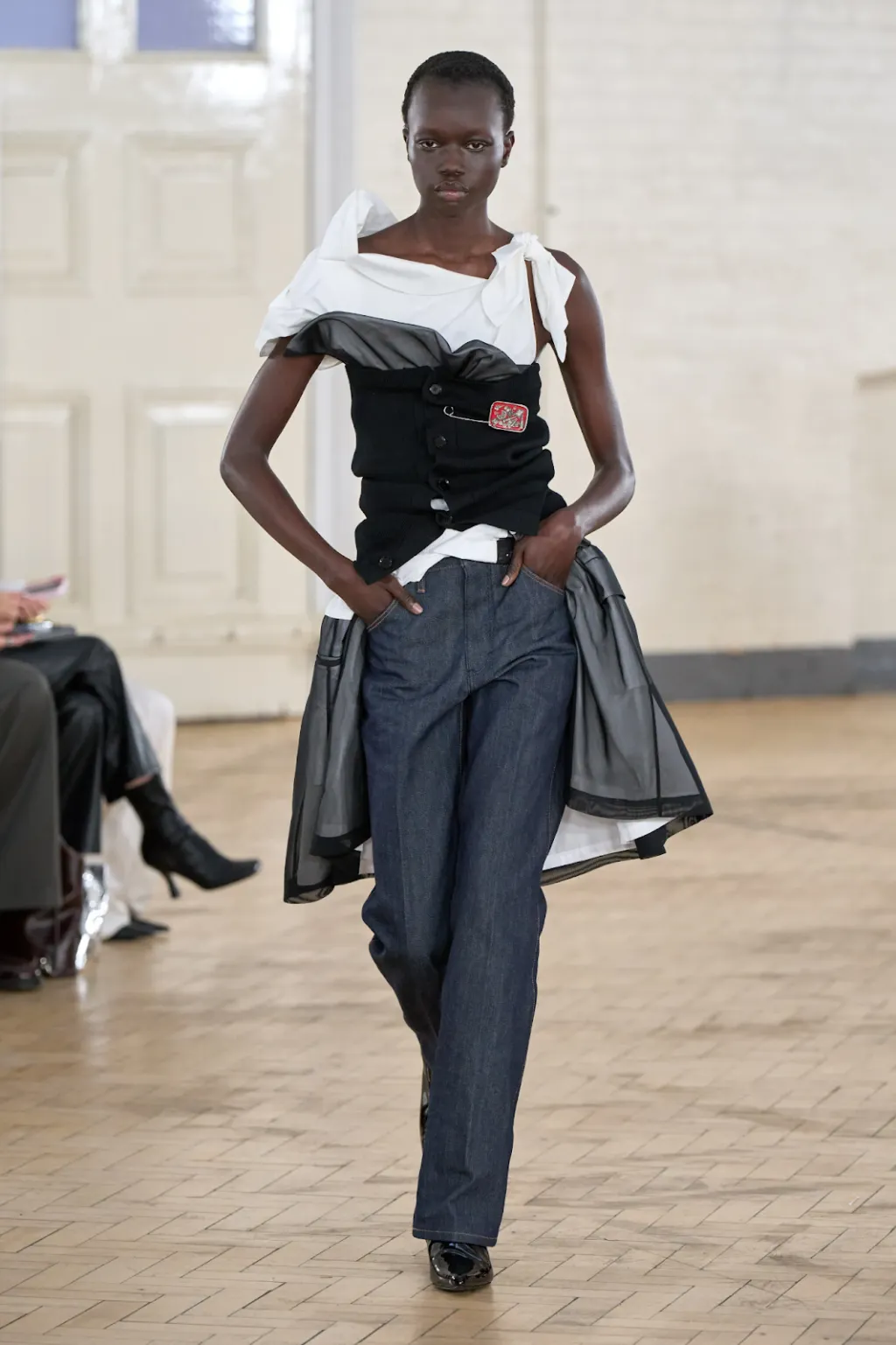 Các lớp vải chồng lấp tạo nên một thực thể đa diện, nơi sự "dang dở" chính là đỉnh cao của sự tự do sáng tạo.