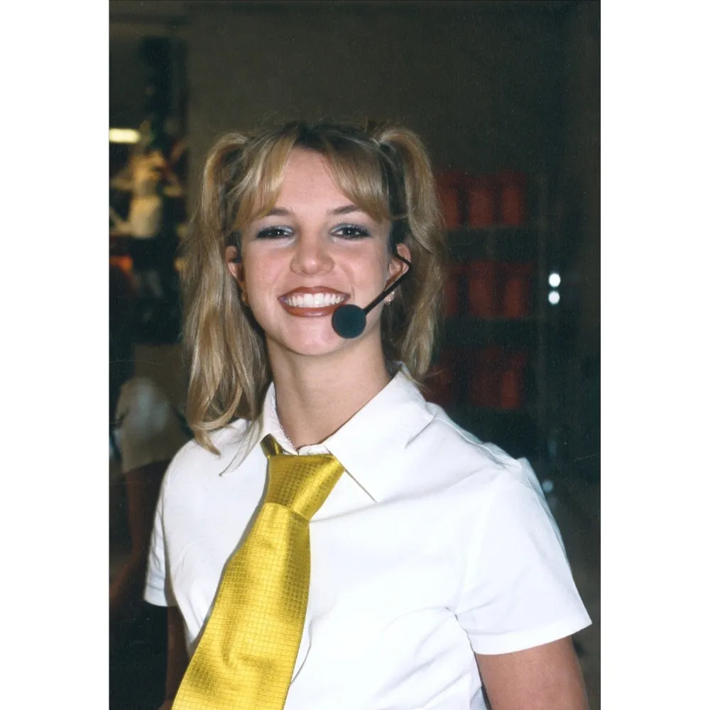 Công chúa nhạc pop Britney Spears mỉm cười tại hậu trường.