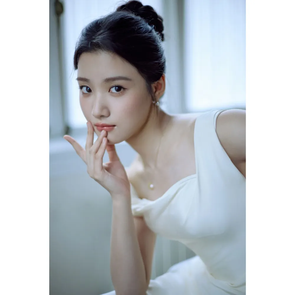 Làn da trắng sứ, mịn màng của nữ diễn viên Trung Quốc Lư Dục Hiểu.
