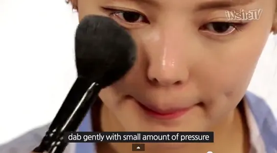 Bước 4: Đánh phấn phủ để giảm hiệu ứng bóng sáng