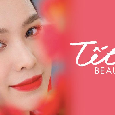 [06 ngày trước Tết] Trang điểm mặc áo dài mừng mùa én liệng trên cành hoa mai