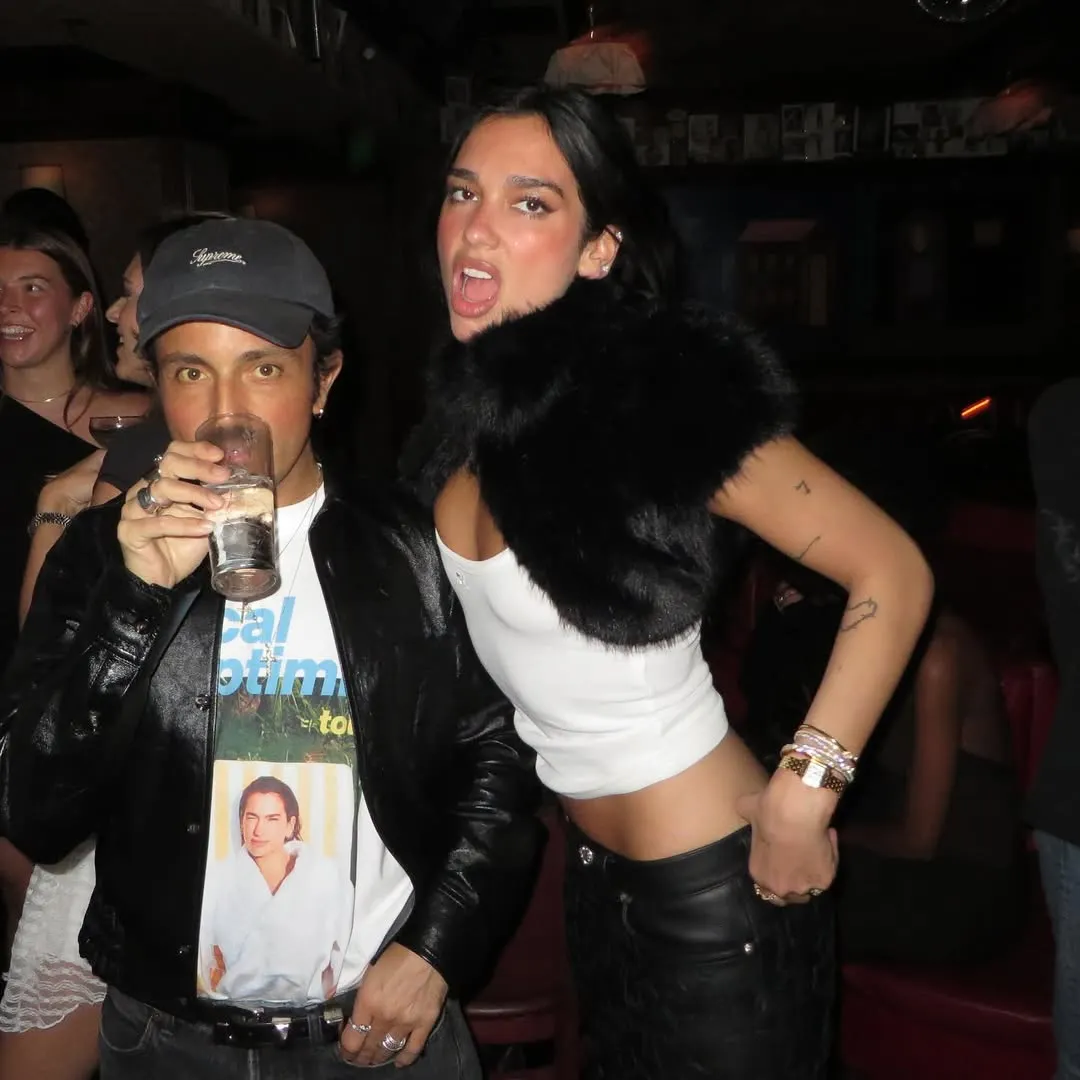 Dua Lipa trong thiết kế áo khoác Kate Fur Cropped Jacket