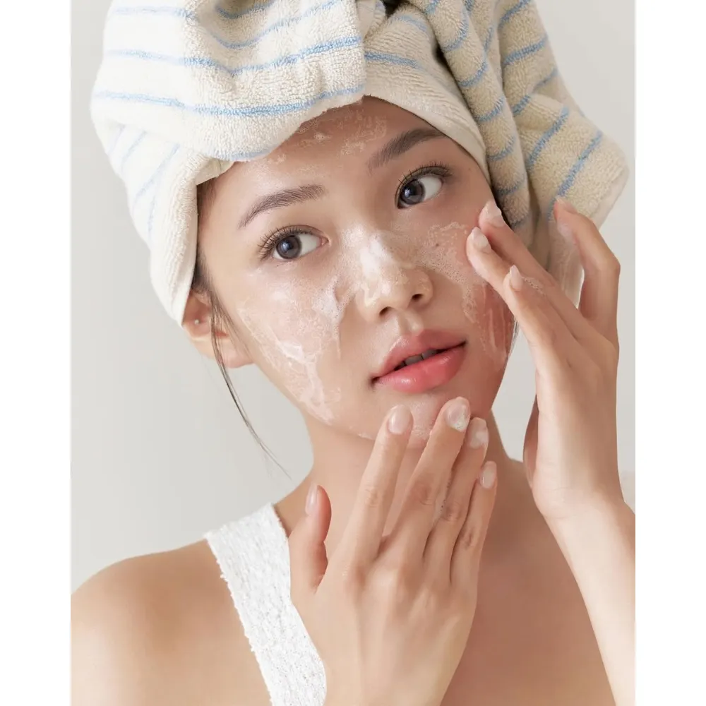 Cô gái dùng sữa rửa mặt tạo bọt dịu nhẹ dành cho da nhạy cảm.