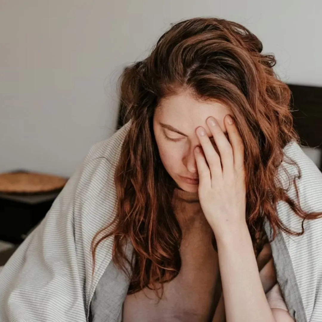 cô gái đang căng thẳng kéo dài có thể làm mụn cằm thêm dai dẳng