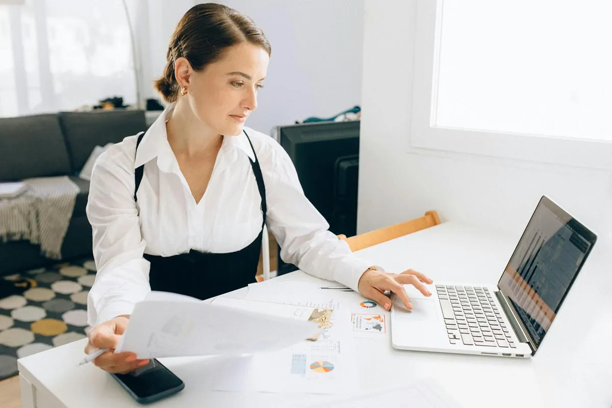 Cô gái tóc ngắn sơ mi trắng xem xét bảng thống kê chuẩn bị thực hiện bài trấc nghiệm xác định phong cách lãnh đạo của bản thân