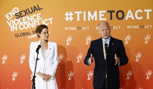 Nữ diển viên Angelina Jolie, thành viên của Cao Ủy Liên Hợp Quốc về Người Tị Nạn và Cựu Ngoại Trưởng William Hague tại Hội nghị cấp cao thế giới "End sexual violence in conflict", tại London ngày 10/6/2014.