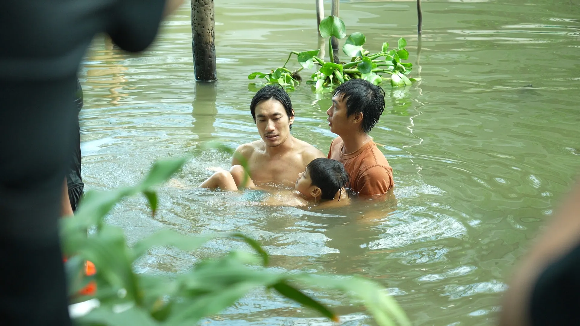 Nội dung phim Con kể ba nghe xoay quanh khoảng cách thế hệ.