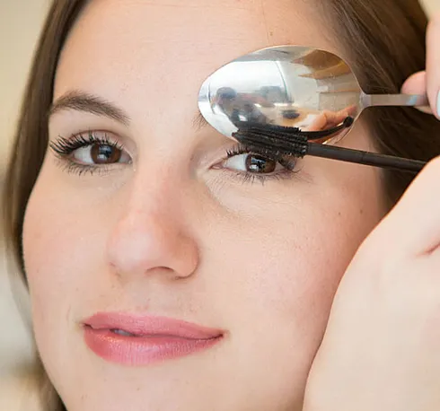 5. Uốn cong mi không cần kẹp bấm Đặt chiếc thìa sát trên lông mi rồi chải mascara cho lông mi uốn cong theo chiếc thìa. Cách này còn ngăn mascara không lem lên mí mắt trên của bạn.