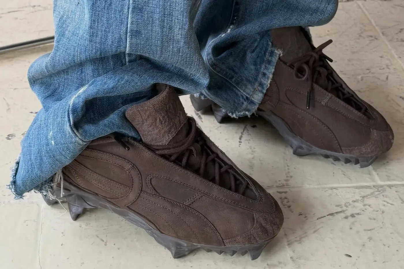 PUMA đã bắt tay cùng No/Faith Studios để hồi sinh mẫu Beisser - một thiết kế chạy bộ siêu mỏng từ năm 2005 của Peter Schmidt.