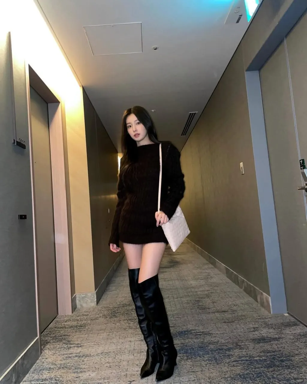 Outfit ton-sur-ton được hoàn thiện với boots đen cá tính.