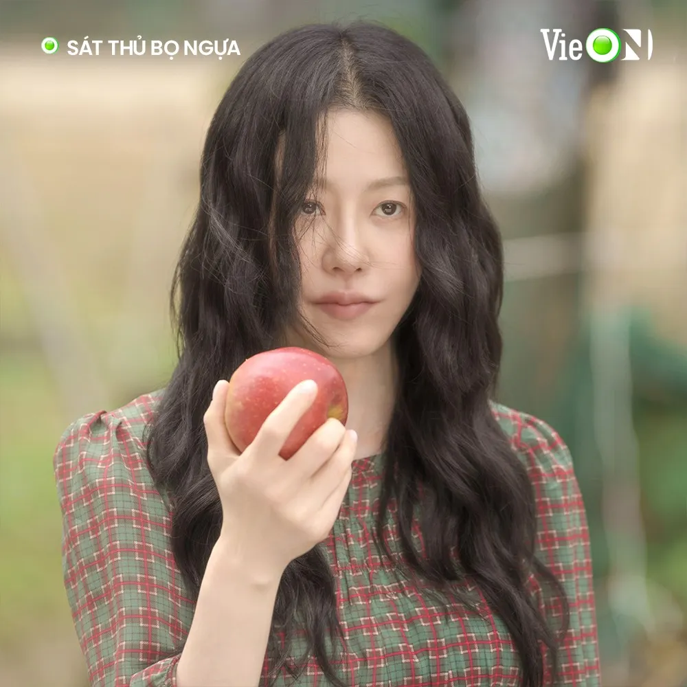 Hình ảnh Go Hyun Jung cầm quả táo đỏ trong Queen Mantis