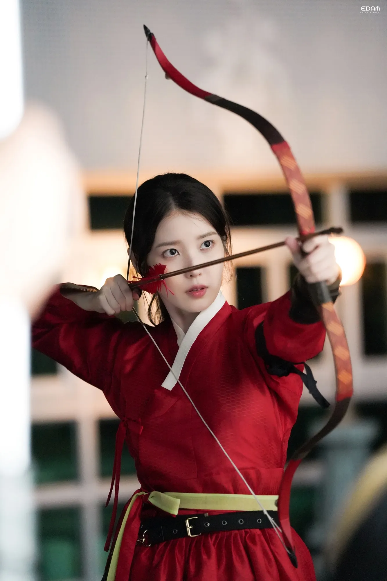 ELLE-PHONG-CACH-THOI-TRANG-IU-PERFECT-CROWN-PHIM00023