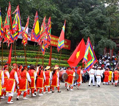 Thăm Đền Hùng dự lễ hội Giỗ Tổ Hùng Vương