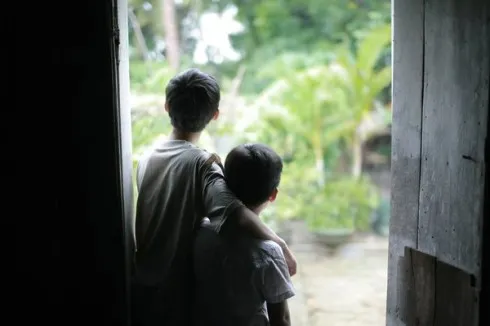 Trẻ con thì không biết nuôi nấng nỗi buồn lâu dài như người lớn.