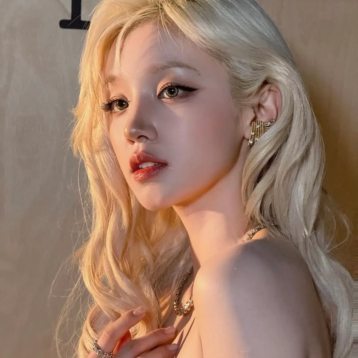 Nữ idol Hàn Quốc tạo dáng trước ống kính với lớp nền mịn lì, rạng rỡ khi sử dụng phấn phủ không flashback.