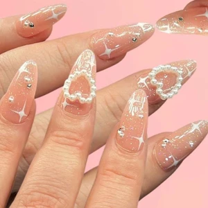 Phong cách nail coquette. Ảnh: Instagram@ blackrosenailz.