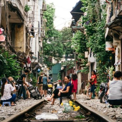 Bộ ảnh: cuộc sống người Hà Nội đôi bên đường ray tàu lửa qua lăng kính nước ngoài