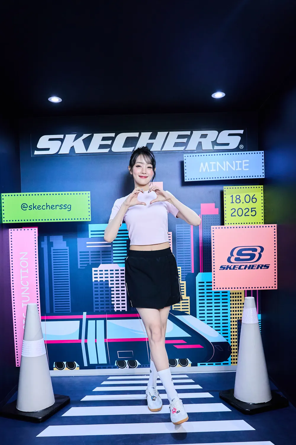Skechers minie diện giày 