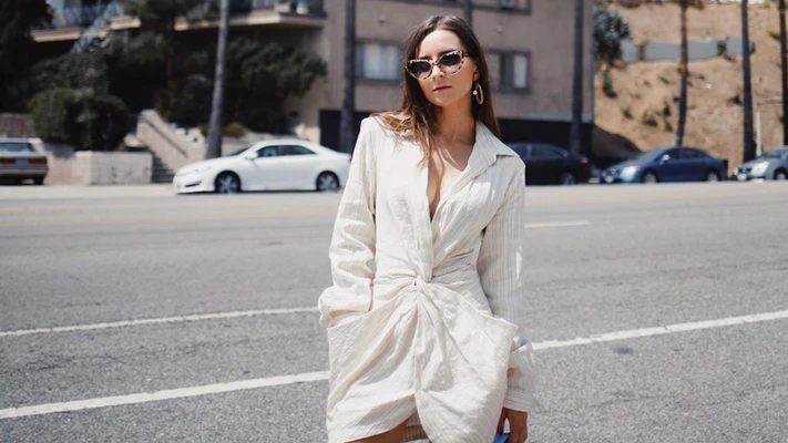 blogger modersvp jumpsuit màu kem túi xách xanh phong cách tối giản - feature