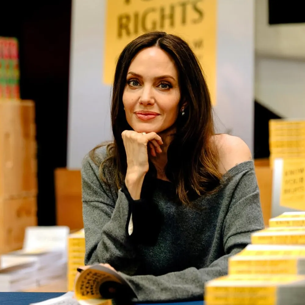 Angelina Jolie ngồi chống tay lên cằm