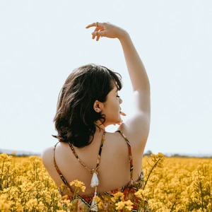 Cô gái giữa đồng hoa