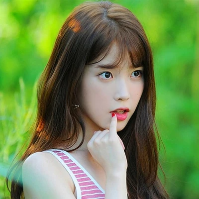 cô gái làm đẹp da bằng lá ổi