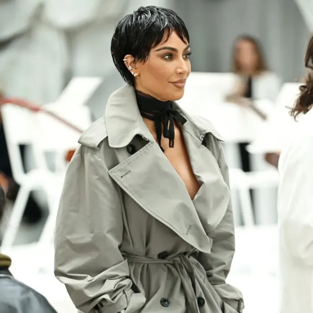 Kim Kardashian trong kiểu tóc pixie khi dự Paris Fashion Week 2026