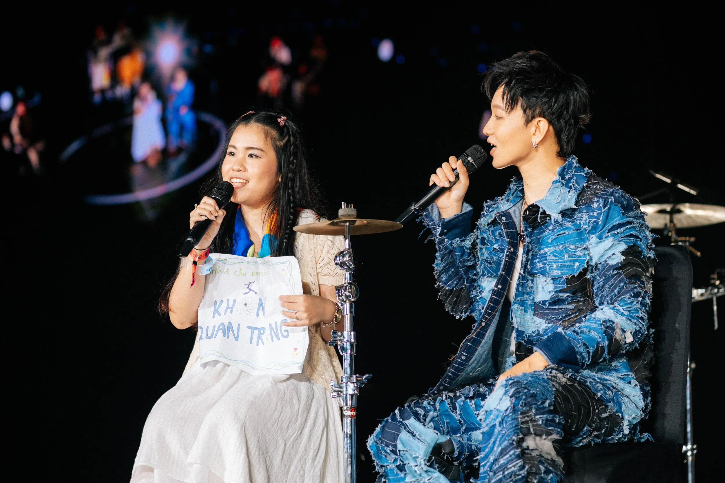 Hoàng Dũng song ca cùng fan nữ ca khúc Không Quan Trọng ở concert Xoay Tròn.