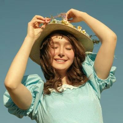 cô gái đang nhắm mắt tận hưởng ánh nắng