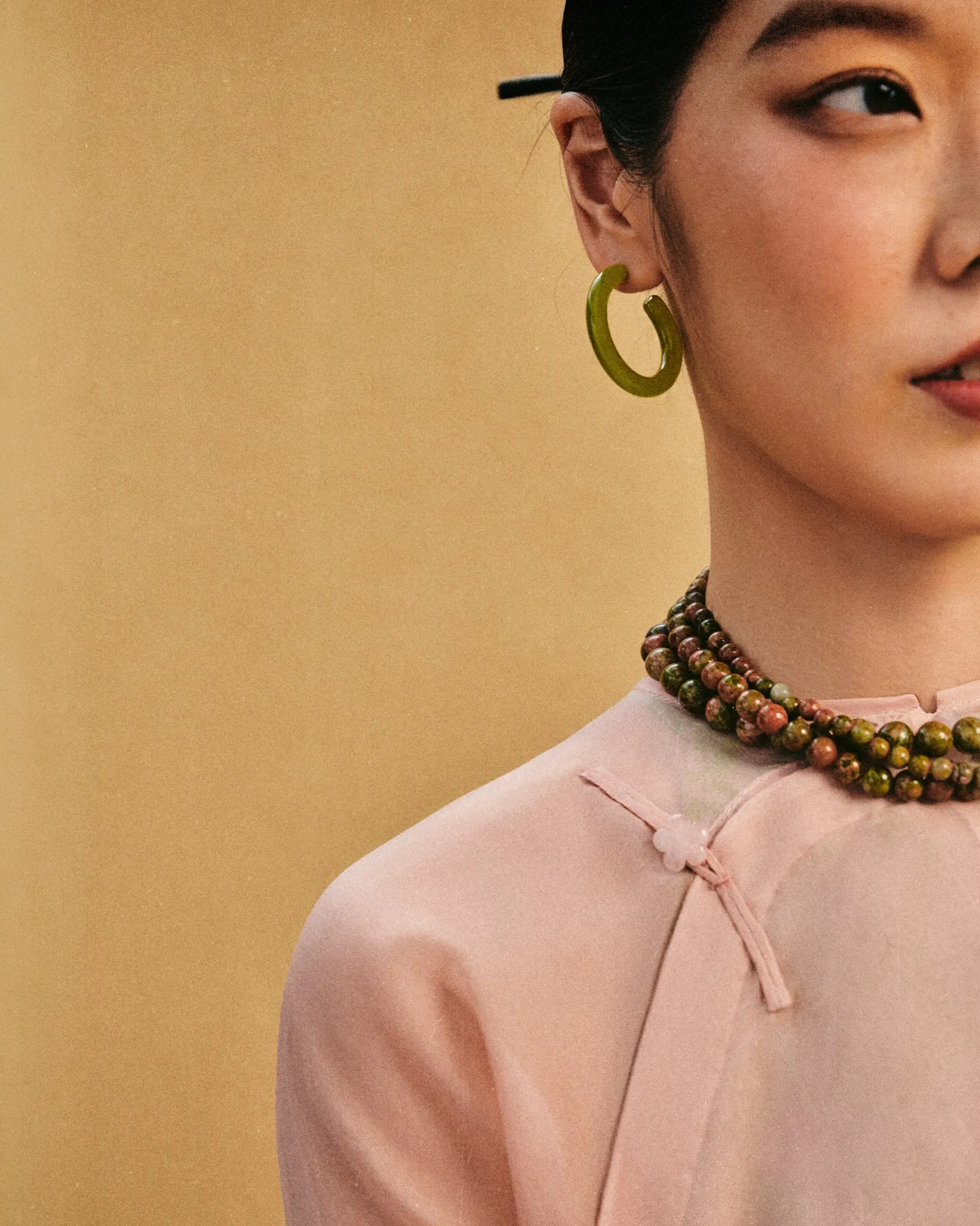 vòng cổ phối chiếc áo dài với nét nhấn nổi bật trên cần cổ mảnh mai của những nàng xuân bằng hàng khuy