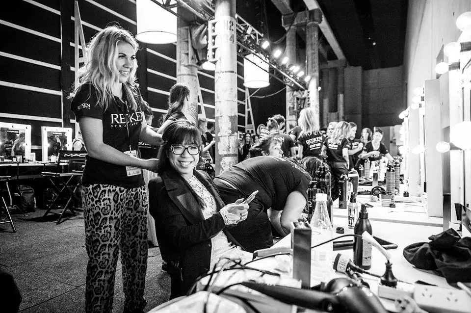 Betty Tran tại hậu trường của Mercedes-Benz Fashion Week tại Melbourne