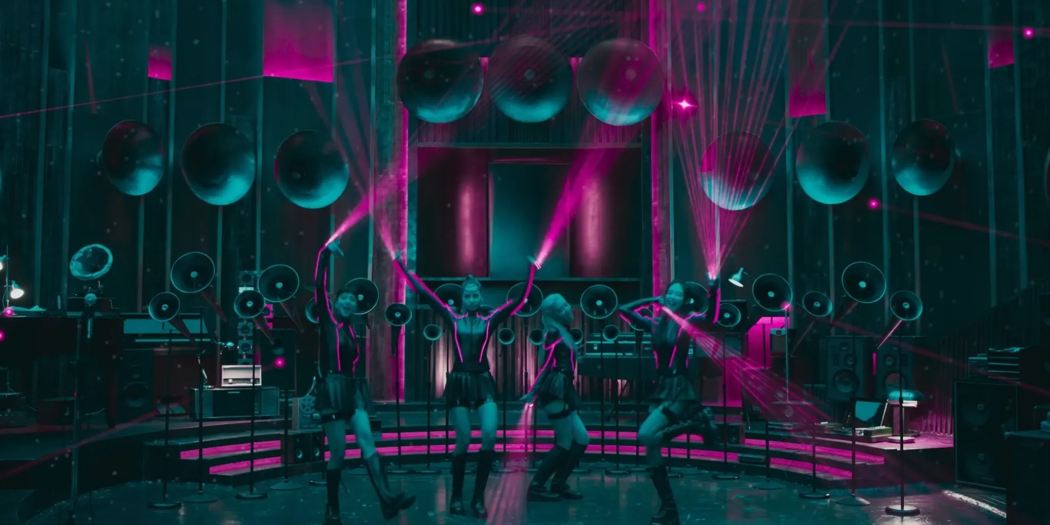 thiết kế áo da thời trang BLACKPINK trong “Jump” 